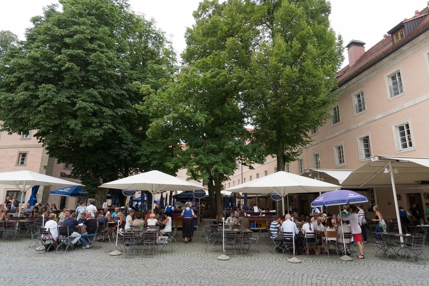 ismerősök tér passau